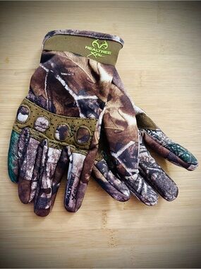 Realtree Camo Gloves in Brown and Green